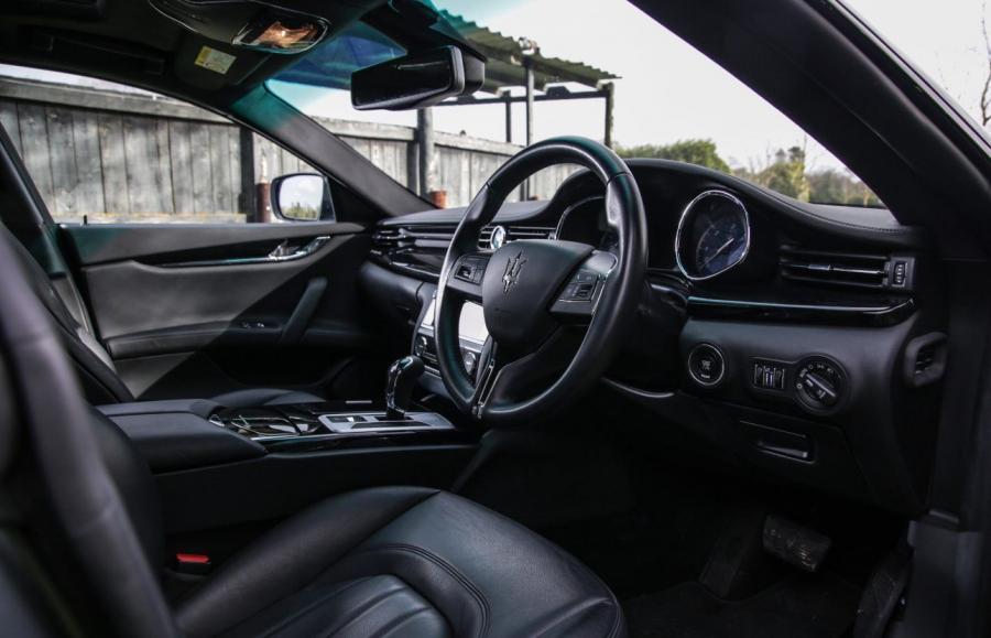 Интерьер Maserati Quattroporte Shooting Brake 2013 года  (UK) (фото 8 из 18)